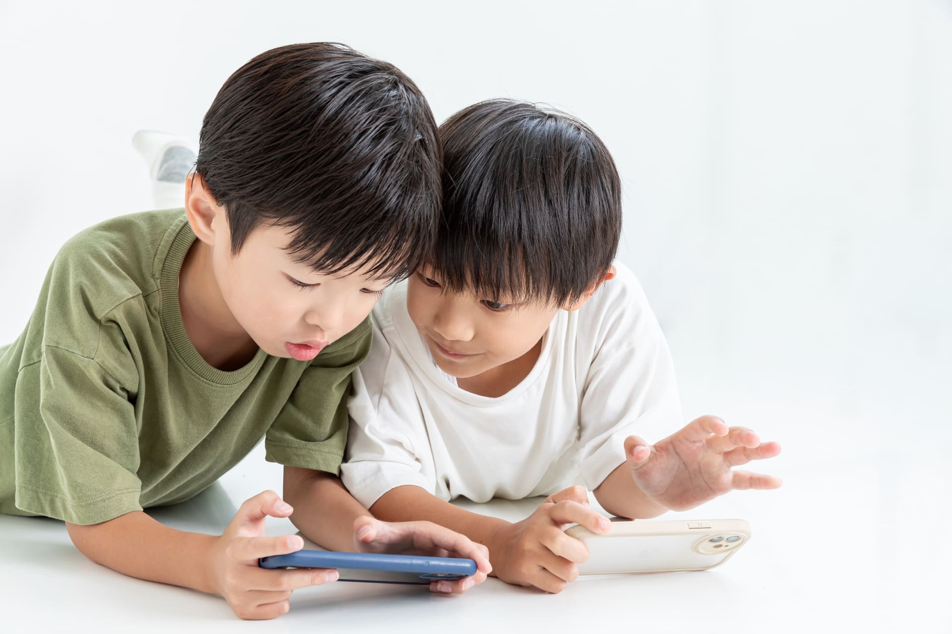 スマホゲームをする小学生